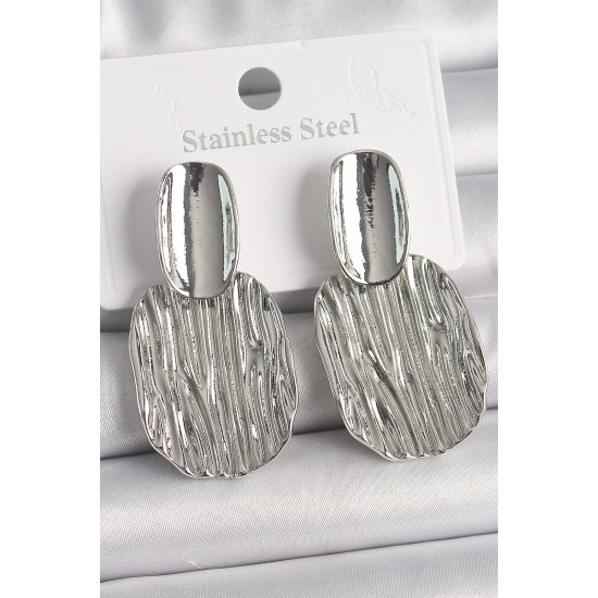 Pirinç Gümüş Renk İşlemeli Kare Plaka Model Kadın Küpe - TJ-BKP10087