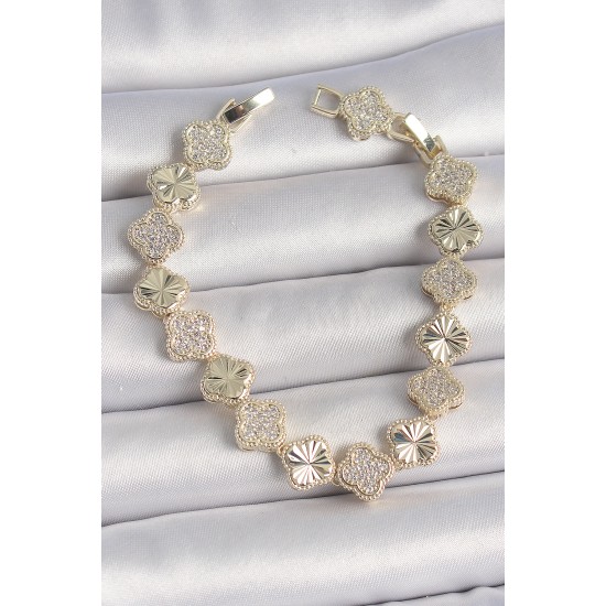 Pirinç Gold Renk Zirkon Taşlı İşlemeli Yonca Model VIP Seri Exculusive Kadın Bileklik - TJ-BB6913