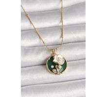 316L Çelik Gold Renk Beyaz Çiçek İşlemeli İnci Detaylı Yeşil Portre Model Kadın Kolye - TJ-BKO10023