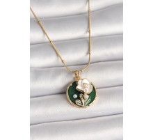 316L Çelik Gold Renk Beyaz Çiçek İşlemeli İnci Detaylı Yeşil Portre Model Kadın Kolye - TJ-BKO10023