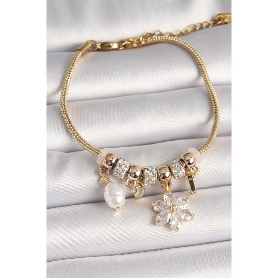 Pirinç Gold Renk Sallantı Zirkon Taşlı Çiçek Model İnci Detay Charm Kadın Bileklik - TJ-BB6934