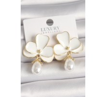 Pirinç Gold Renk Beyaz Çiçek Model Damla İnci Detay Kadın Küpe - TJ-BKP10459