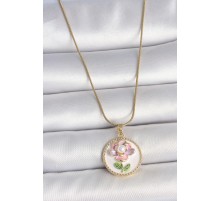 316L Çelik Gold Renk Zincir Beyaz Renkli Çiçek İşlemeli İnci Detay Portre Model Kadın Kolye - TJ-BKO10085