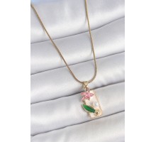 316L Çelik Gold Renk Zincir Beyaz Mineli Pembe Çiçek İşlemeli İnci Detay Dikdörtgen Portre Model Kadın Kolye - TJ-BKO10135
