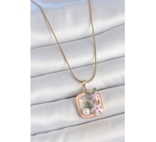 316L Çelik Gold Renk Zincir Pembe Mineli Kare Model Çiçek İşlemeli İnci Detay Kadın Kolye - TJ-BKO10160