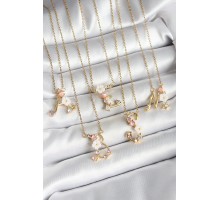 316L Çelik Gold Renk Zirkon Taşlı Çiçek Detaylı Harf Kolye 24'lü Paket Kolye - TJ-BKO10238