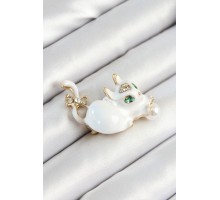 Zirkon Taşlı İnci Detaylı Beyaz 3D Kedi Figürlü Gold Renk Kadın Broş - TJ-BR440