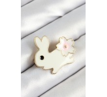 Mineli Çiçek Detaylı Krem Tavşan Figürlü Gold Renk Kadın Broş - TJ-BR452