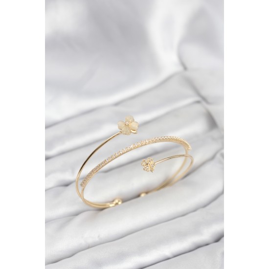 Yonca Çiçek Model Pirinç Gold Renk Kadın Bileklik - TJ-BB8257