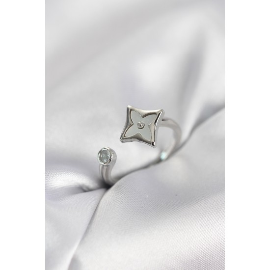 Gümüş Renk Köşeli Yonca Model Zirkon Taşlı Kadın Yüzük - TJ-BYK4098