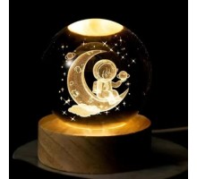 Dekoratif Ay Üstünde Astronot Tasarımlı Ahşap altlıklı Işıklı Cam Küre 8 Cm Büyük Boy