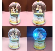 Büyük Boy Bankta Oturan Sevgili Kar Küresi