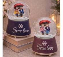 Şemsiye Altında Oturan Romantik Çiftler Tasarımlı Büyük Kar Küresi