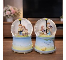 Orta Boy Bankta Oturan Sevgililer Kar Küresi