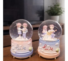 Orta Boy Mutlu Romantik Çiftler Kar Küresi