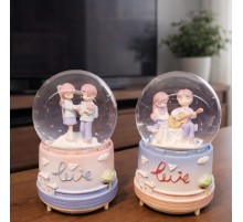 Orta Boy Mutlu Romantik Çiftler Kar Küresi