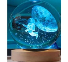 Dekoratif Uçan Astronot Tasarımlı Ahşap altlıklı Işıklı Cam Küre Cam:6cm Ahşap:2cm