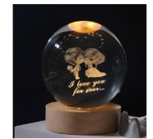 Dekoratif Öpüşen Sevgili Tasarımlı Ahşap Altlıklı Işıklı Cam Küre Cam:6cm Ahşap:2cm