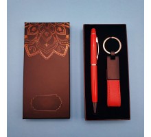 Kırmızı Anahtarlık Ve Kalem