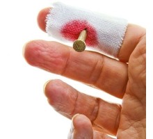 Kumaş Üzeri Kırmızı Renk Kanlı Çivi Geçmiş Parmak Şakası