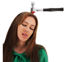 Kafaya Saplanmış Kahverengi Saplı Çekiç Şaka Tacı