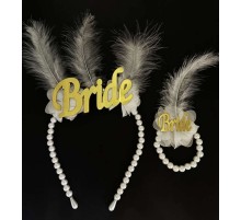 Beyaz İncili Otriş Tüylü Pleksi Bride Yazılı Gelin Tacı ve Bride Yazılı Gelin Bilekliği Altın Renk