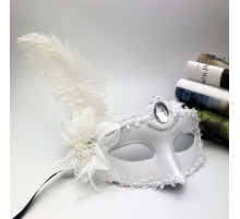 Beyaz Mat Renk Yandan Tüylü Güllü Parti Balo Venedik Maskesi 16x22