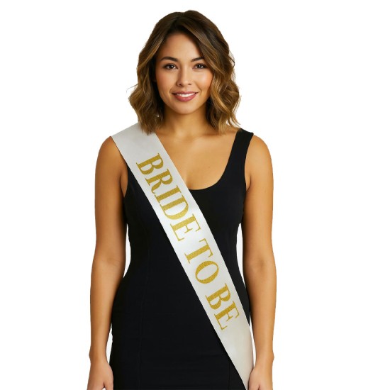 toptan-xml-dropshipping-Beyaz Saten Üzerine Kalın Altın Yazılı Bride To Be Kuşağı