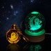 toptan-xml-dropshipping-Ay Üzerinde Oturan Astronot Tasarımlı Renk Değiştiren Cam Küre Ve Anahtarlık Set