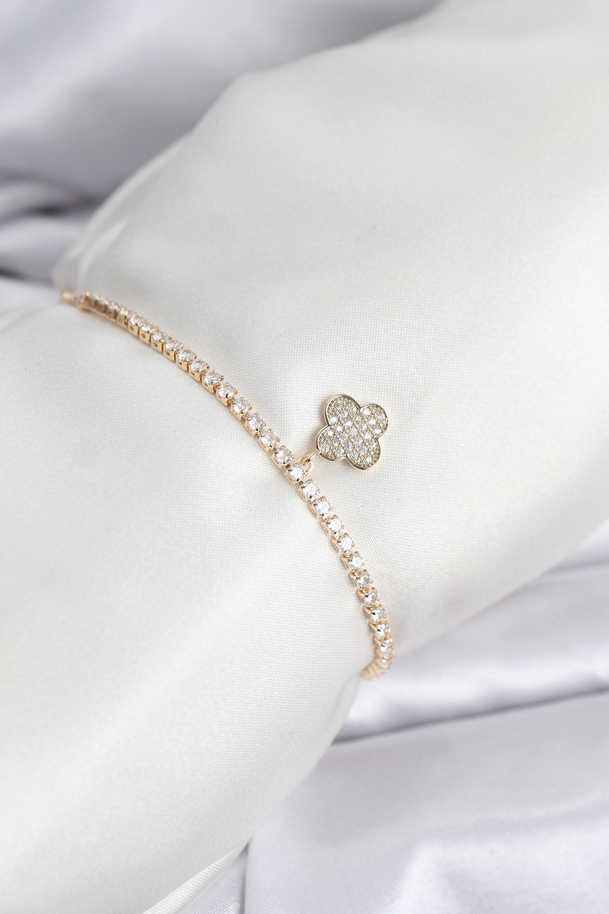 Yonca Model Zirkon Taşlı Gold Renk Asansörlü Su Yolu Bileklik TJ-BB8244