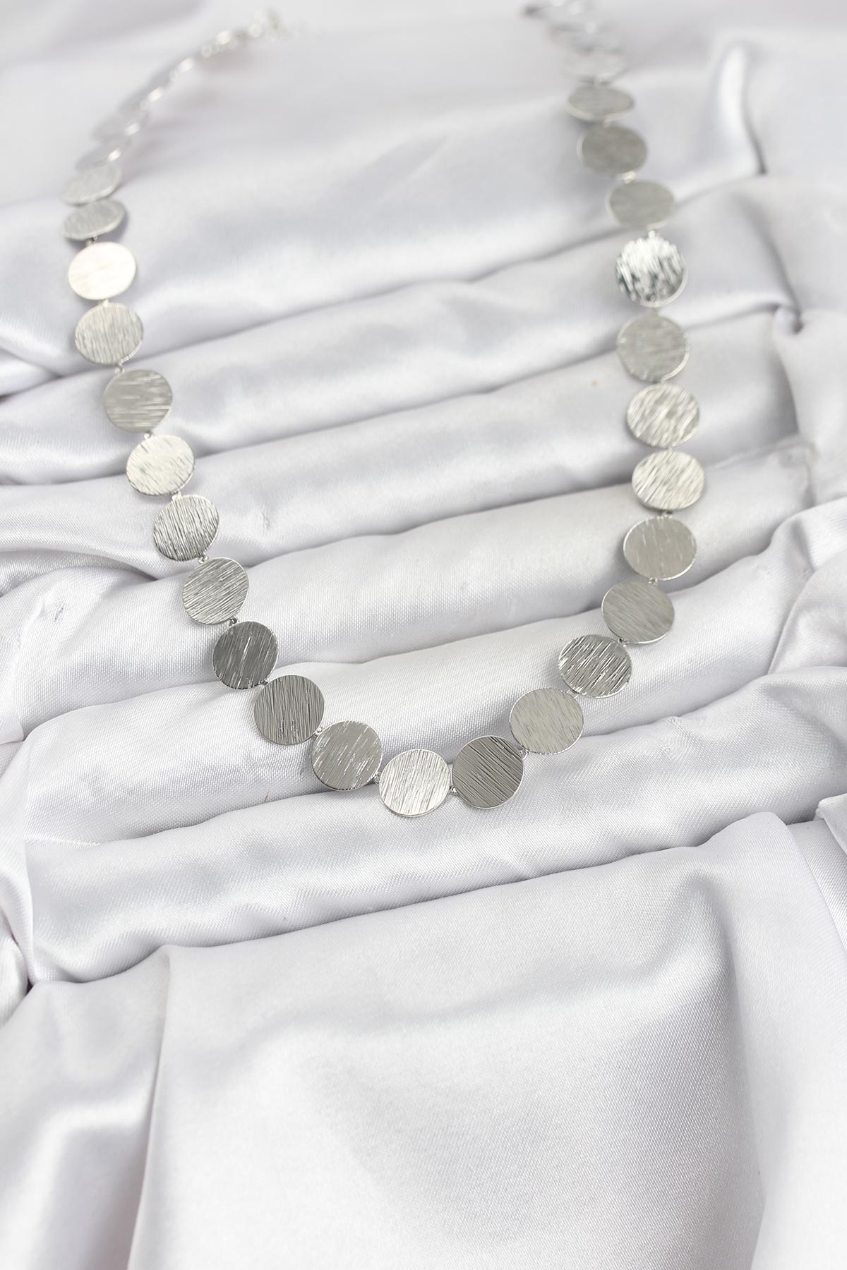 Yuvarlak Plaka Model Gümüş Renk Kadın Kolye - TJ-BKO10826