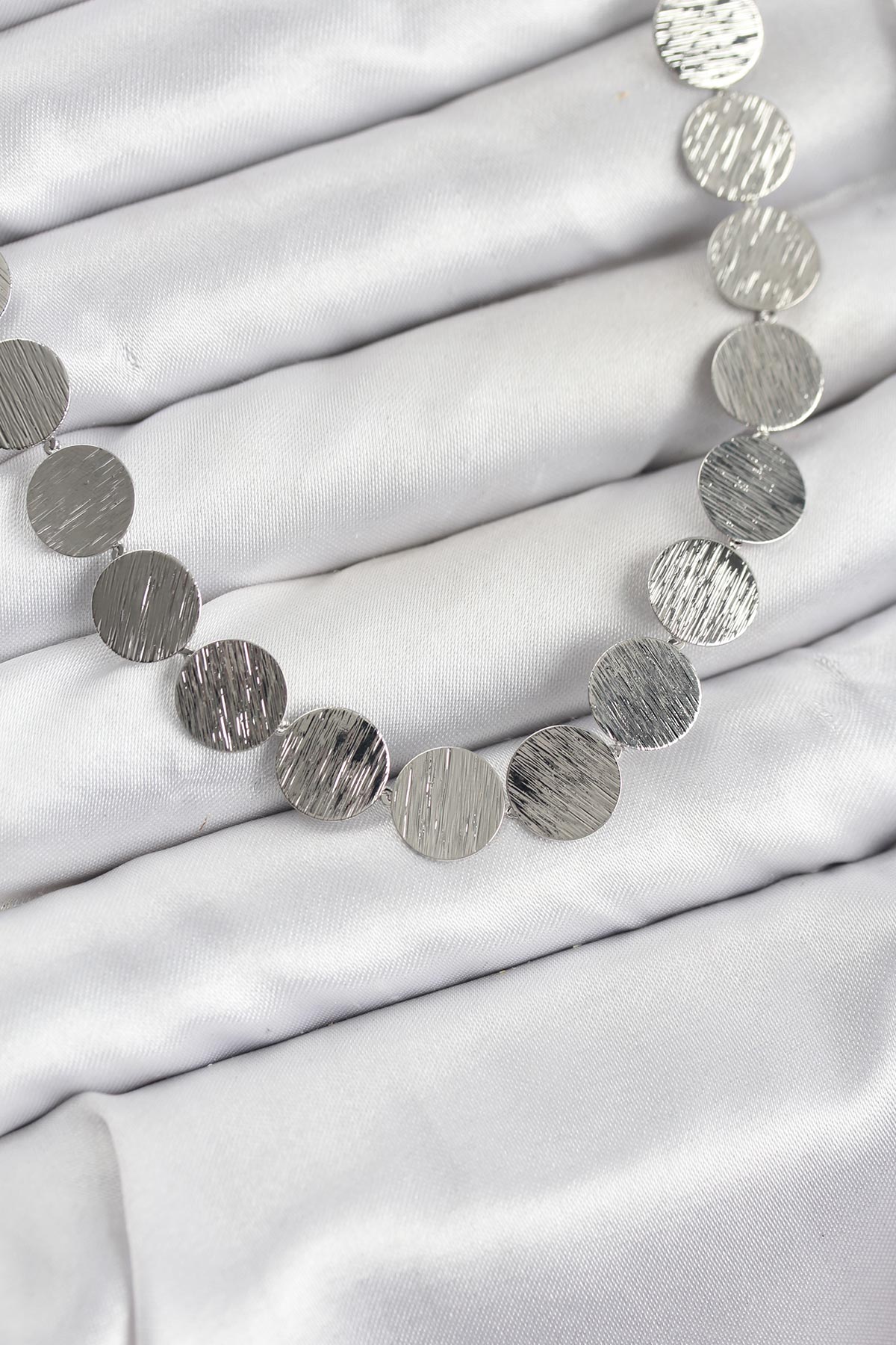 Yuvarlak Plaka Model Gümüş Renk Kadın Kolye - TJ-BKO10826