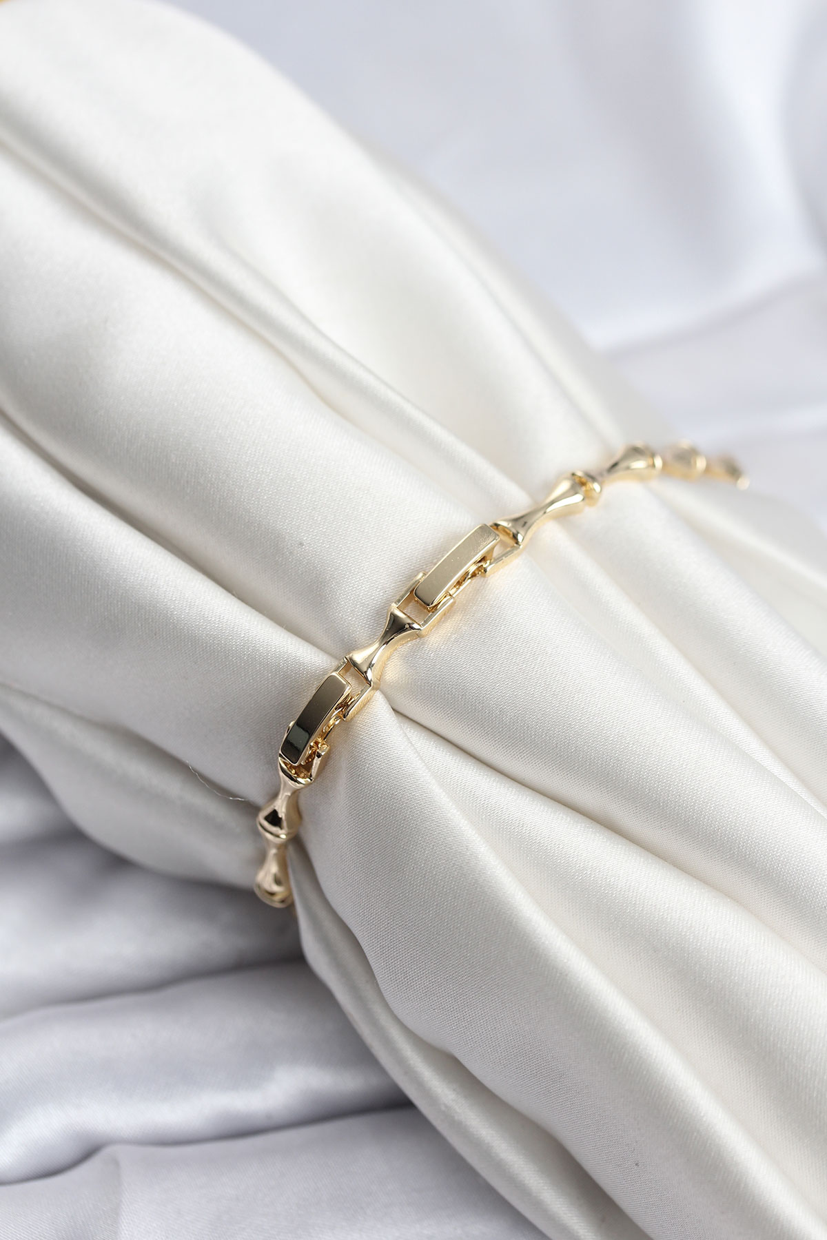 Pirinç Gold Renk VIP Seri İnce Kemik Model Zirkon Taşlı Kadın Bileklik - TJ-BB8276