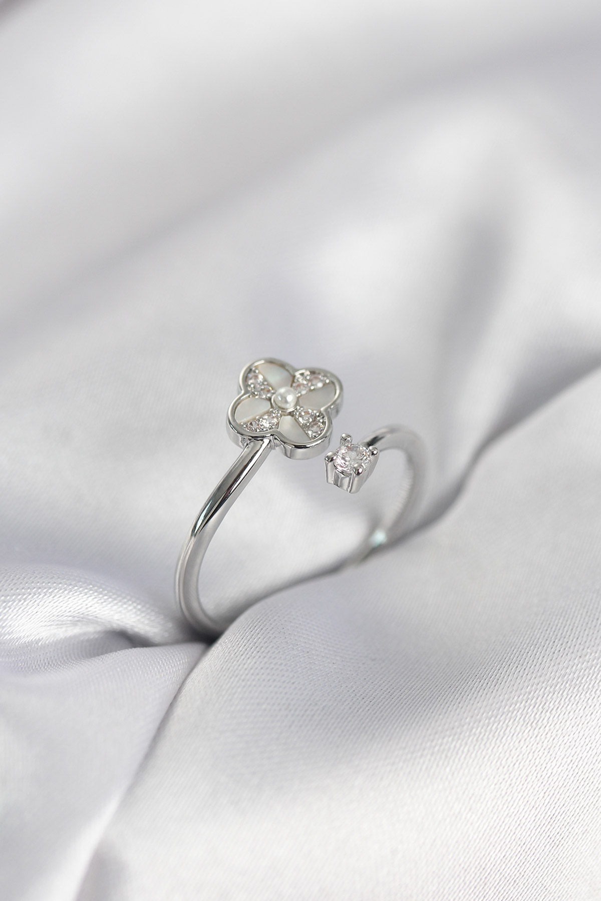 Gümüş Renk Zirkon Taşlı Yonca Model Kadın Yüzük - TJ-BYK4006