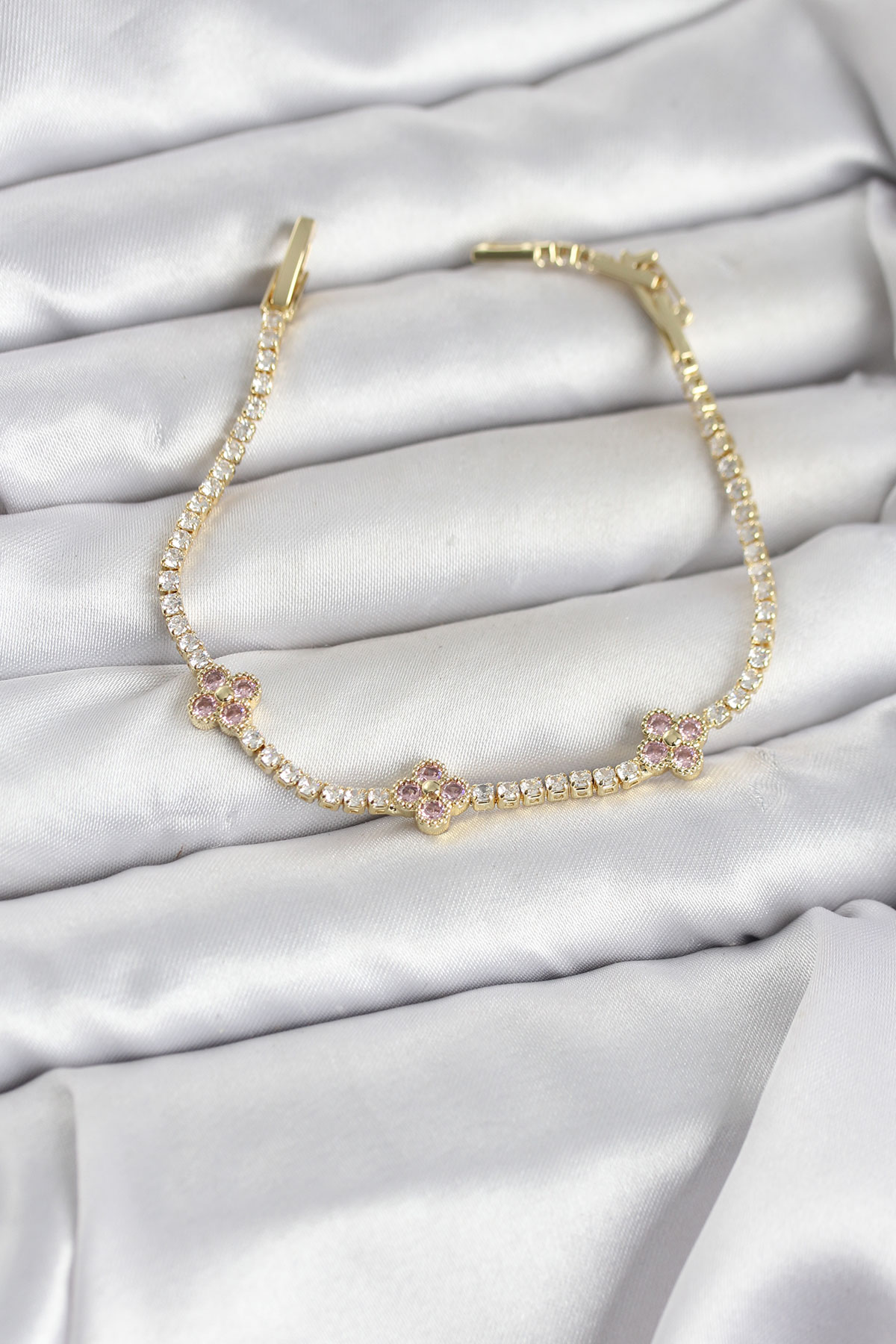 Pembe Yonca Detaylı Zirkon Taşlı Gold Renk Pirinç Su Yolu Kadın Bileklik TJ-BB8327