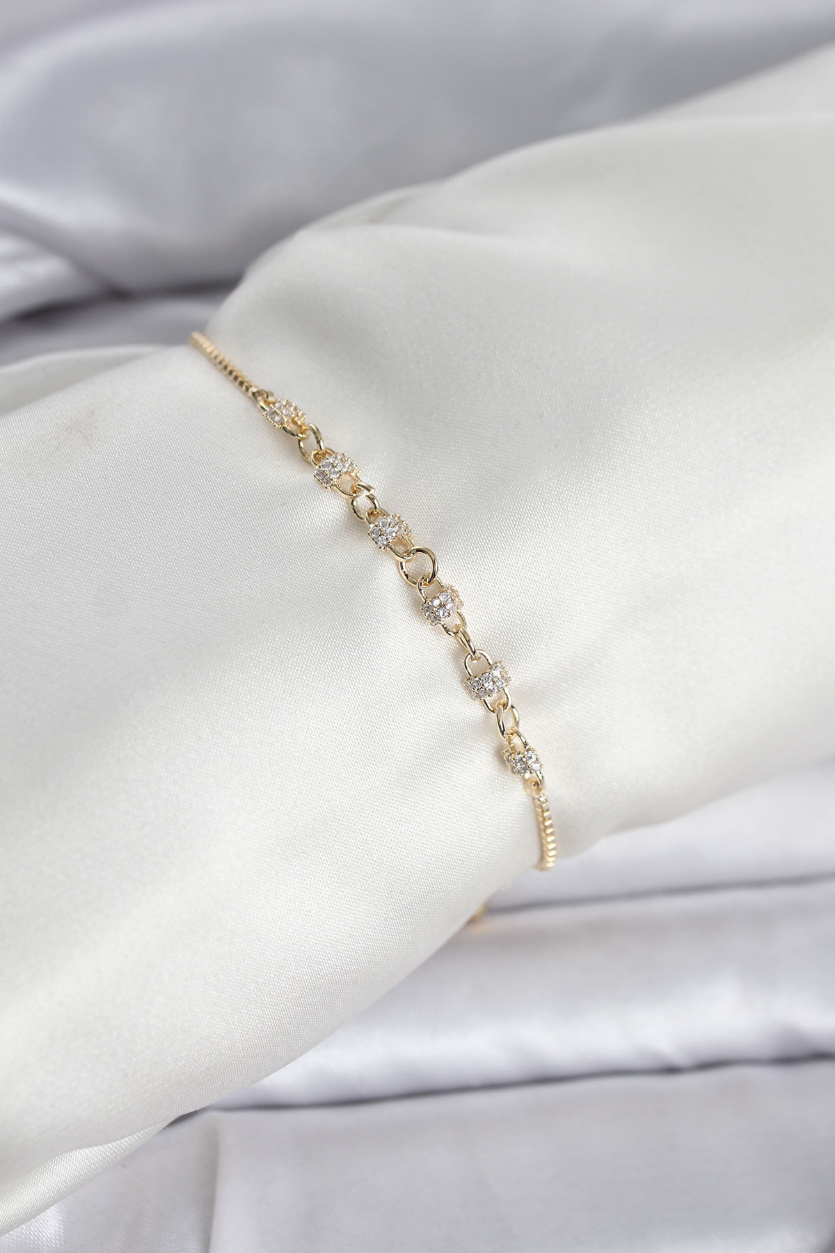 Gold Renk Zincir Model Zirkon Taşlı Pirinç Asansörlü Kadın Bileklik TJ-BB8332