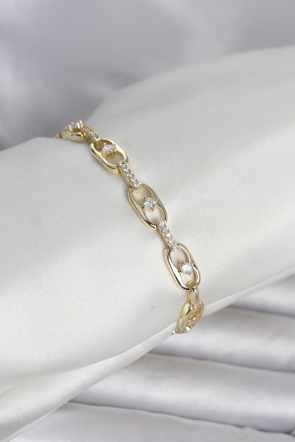Pirinç Gold Renk Zirkon Taşlı Kadın Bileklik TJ-BB8409