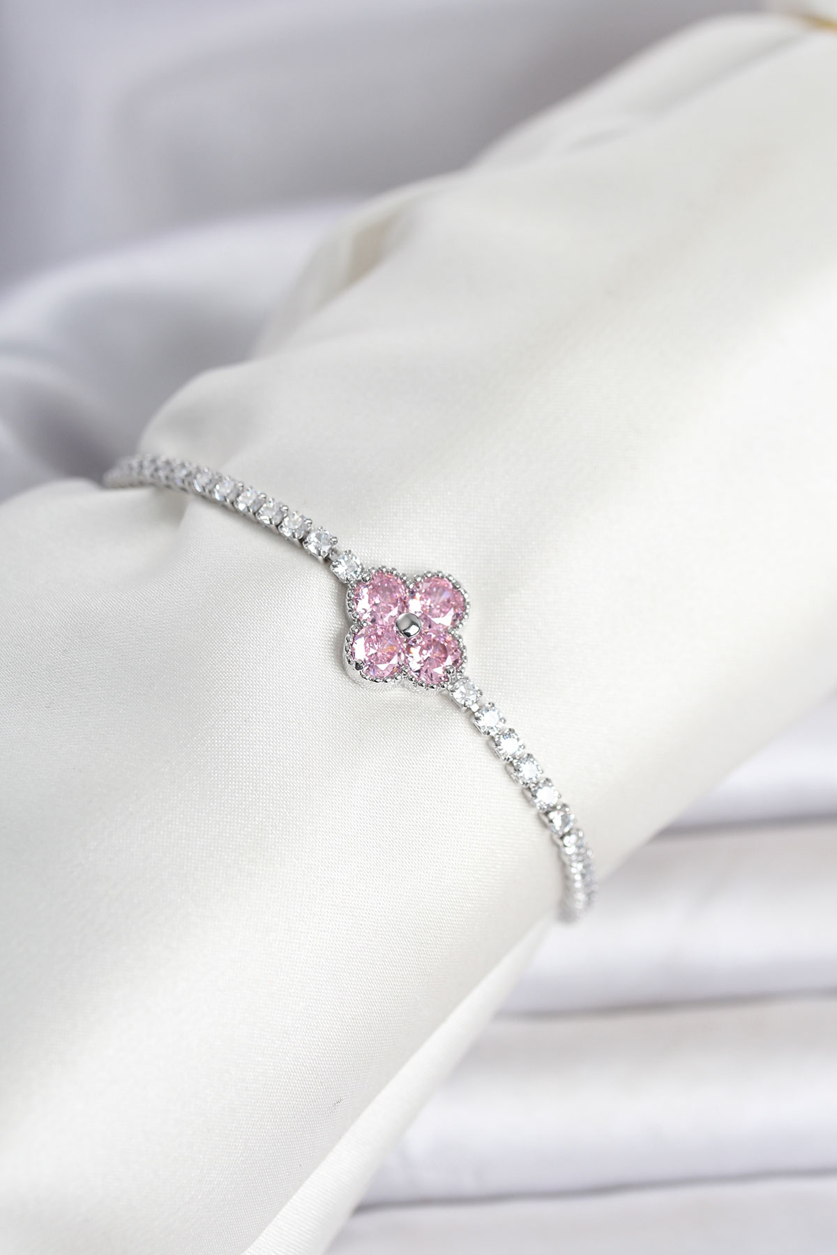 Pirinç Gümüş Renk Pembe Zirkon Taşlı Yonca Model Su Yolu Kadın Bileklik TJ-BB8467