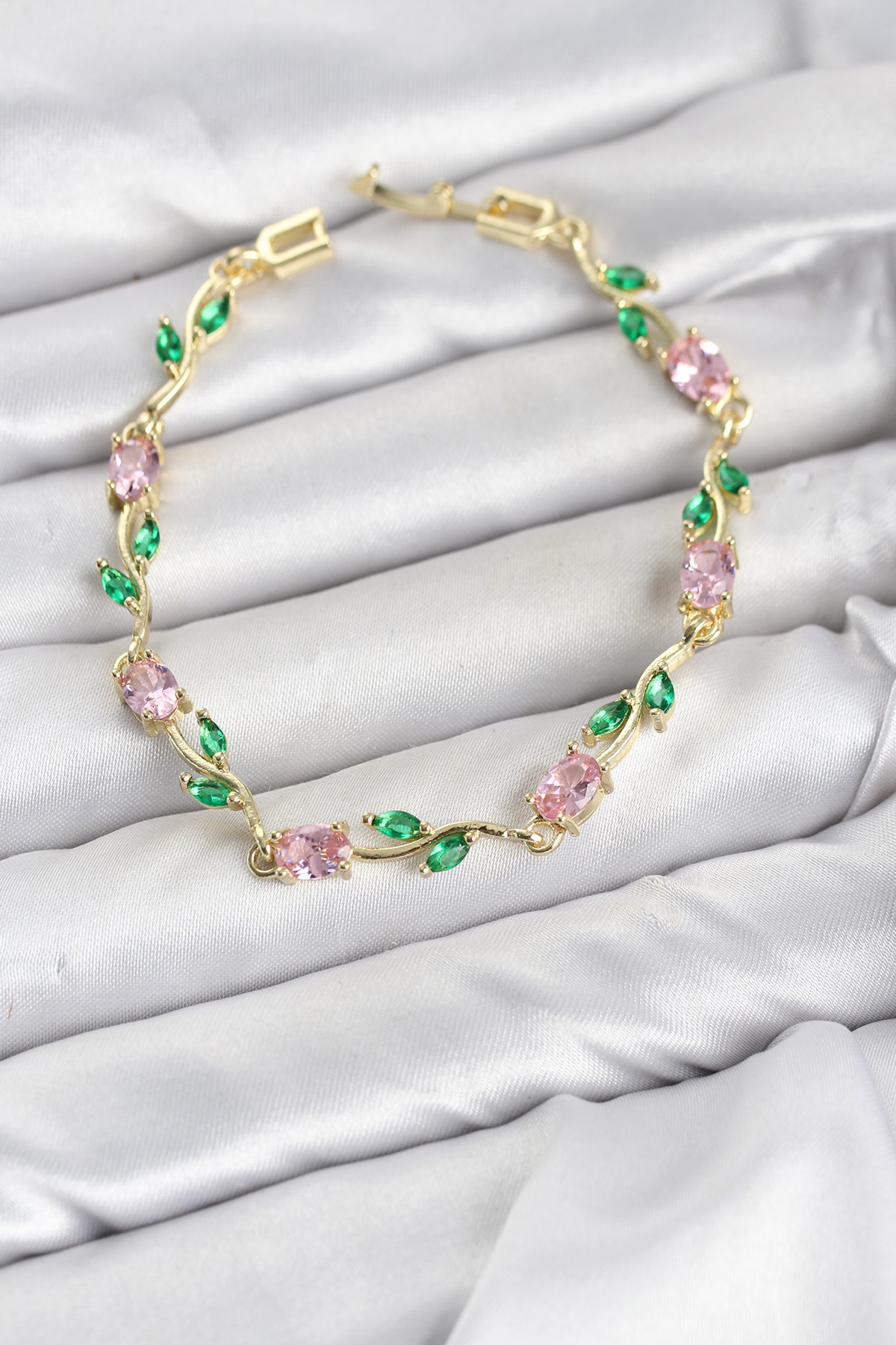 Pirinç Gold Renk Pembe Zirkon Taşlı Çiçek Model Kadın Bileklik TJ-BB8589