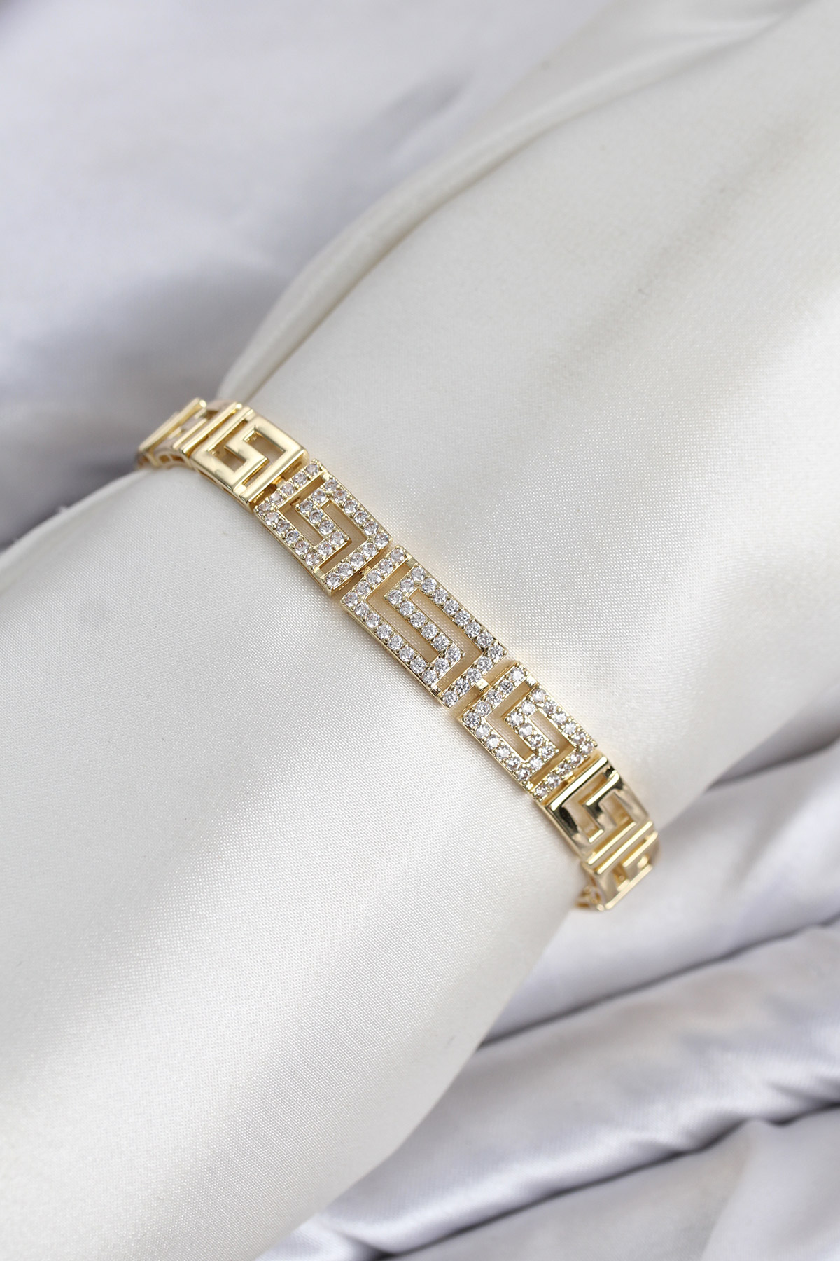 CM Labirent Model Zirkon Taşlı VIP Seri Gold Renk Pirinç Kadın Bileklik TJ-BB8613